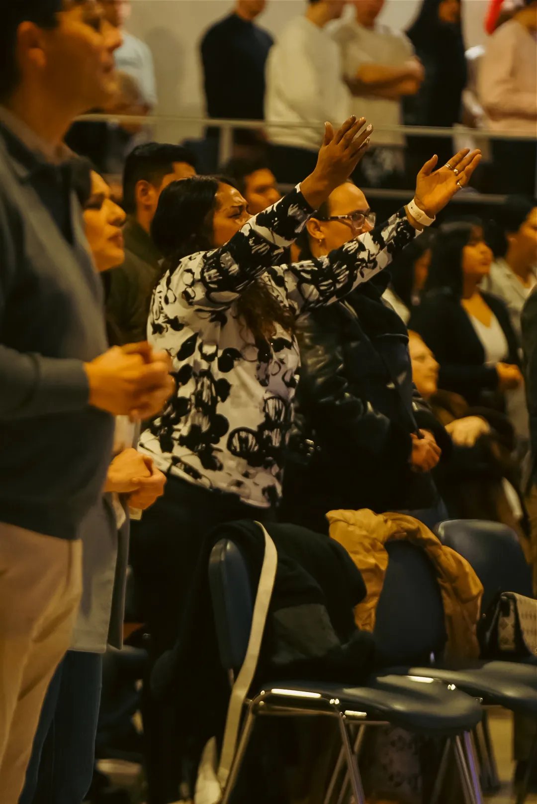 Congregación de Comunidad de Amor Cristiano adorando